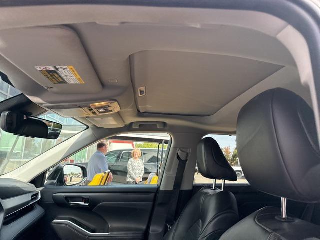 Photo of 2022 Magnetic Gray Metallic Toyota Highlander Hybrid