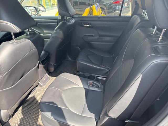 Photo of 2022 Magnetic Gray Metallic Toyota Highlander Hybrid