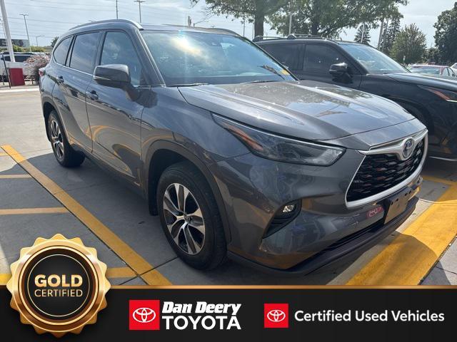 Photo of 2022 Magnetic Gray Metallic Toyota Highlander Hybrid
