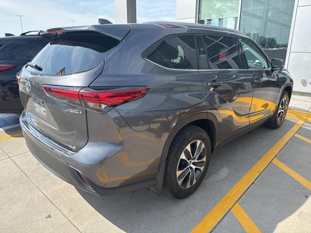 Photo of 2022 Magnetic Gray Metallic Toyota Highlander Hybrid