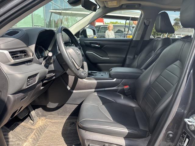 Photo of 2022 Magnetic Gray Metallic Toyota Highlander Hybrid