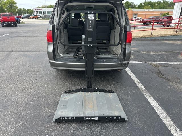 Photo of 2010 Meteor Gray Metallic Volkswagen Routan