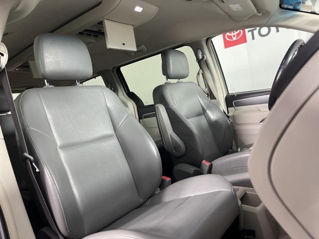 Photo of 2010 Meteor Gray Metallic Volkswagen Routan