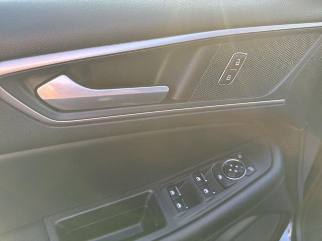 Photo of 2024 Blue Metallic Ford Edge