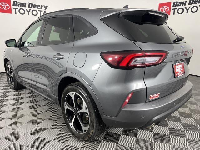 Photo of 2024 Carbonized Gray Metallic Ford Escape