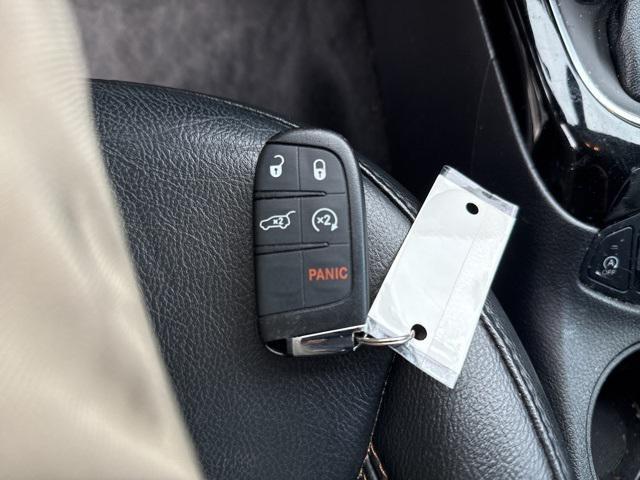Photo of 2019 White Clearcoat Jeep Compass