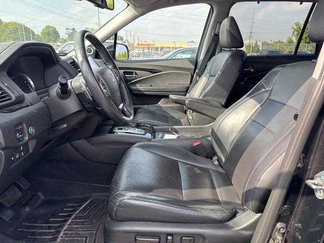 Photo of 2016 Crystal Black Pearl Honda Pilot