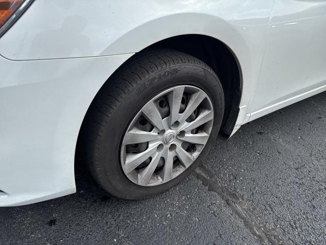 Photo of 2017 Aspen White Nissan Sentra