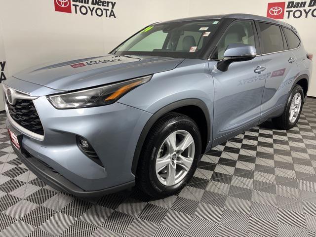 Photo of 2024 Moon Dust Toyota Highlander