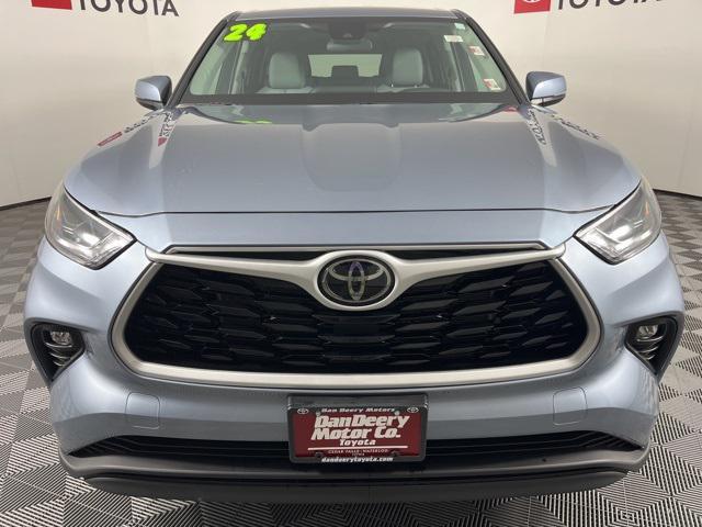 Photo of 2024 Moon Dust Toyota Highlander
