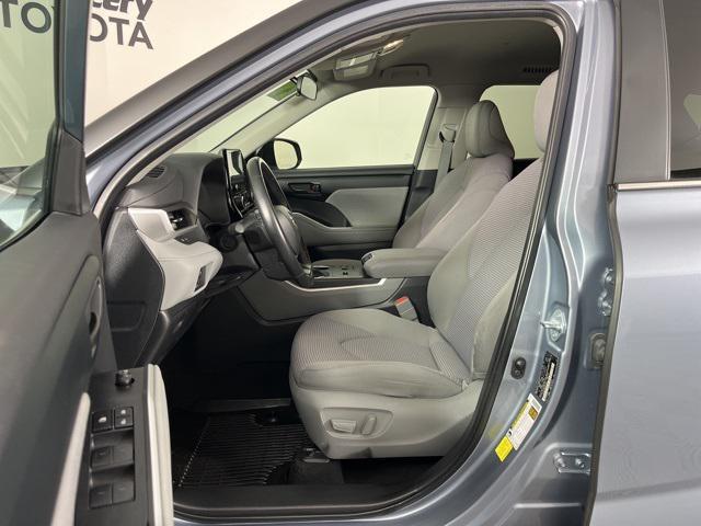 Photo of 2024 Moon Dust Toyota Highlander