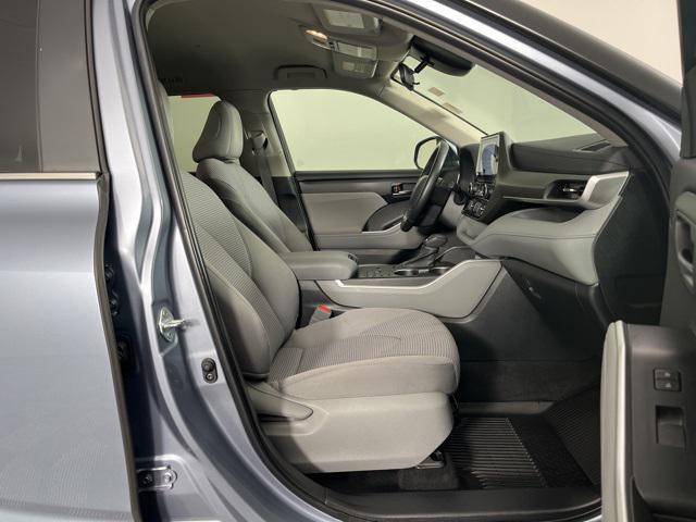 Photo of 2024 Moon Dust Toyota Highlander