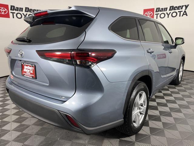 Photo of 2024 Moon Dust Toyota Highlander