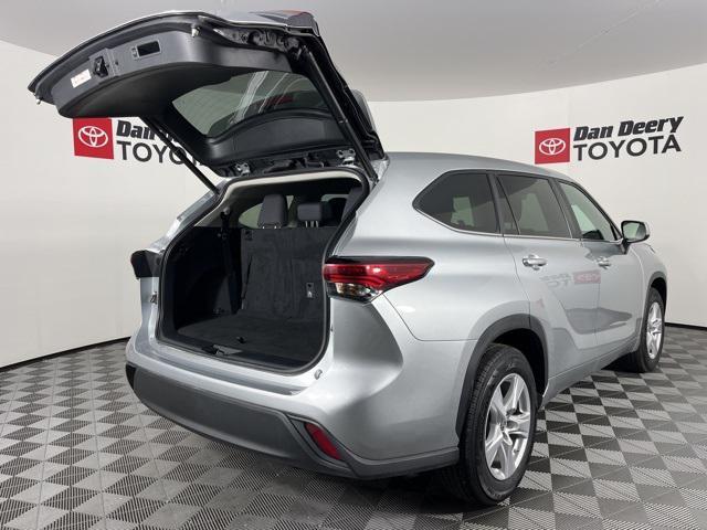 Photo of 2023 Celestial Silver Metallic Toyota Highlander