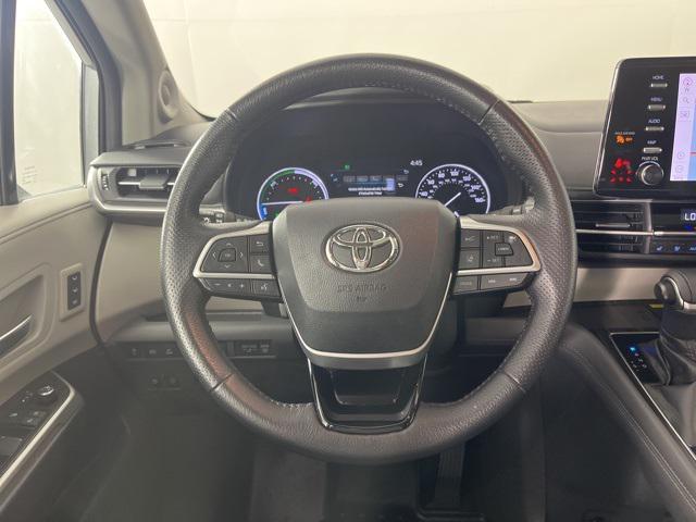 Photo of 2021 Celestial Silver Metallic Toyota Sienna