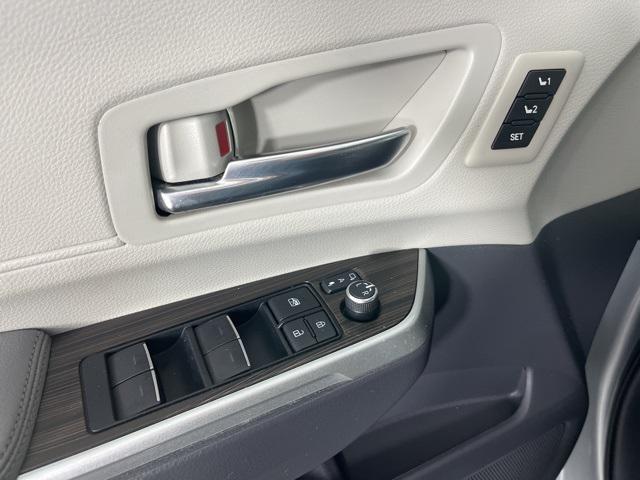 Photo of 2021 Celestial Silver Metallic Toyota Sienna
