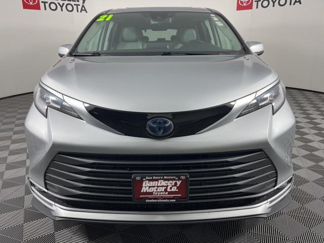 Photo of 2021 Celestial Silver Metallic Toyota Sienna