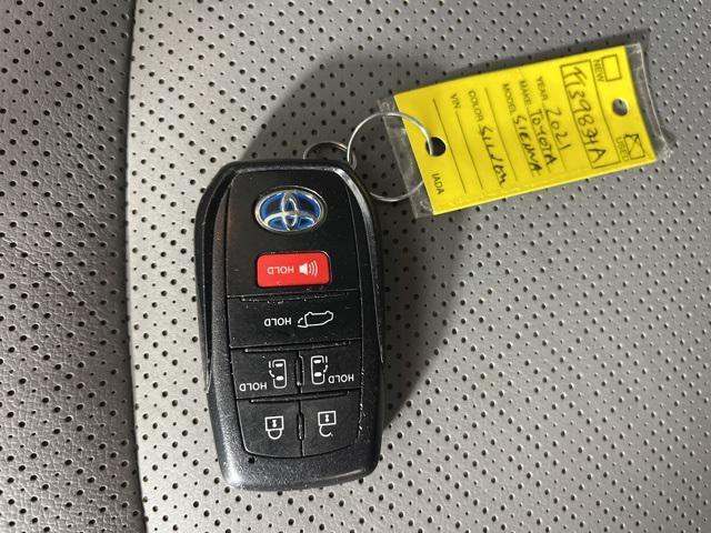 Photo of 2021 Celestial Silver Metallic Toyota Sienna