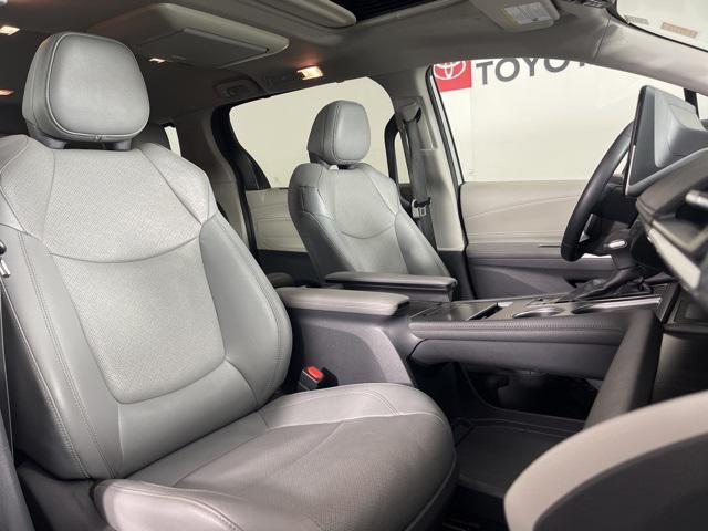 Photo of 2021 Celestial Silver Metallic Toyota Sienna