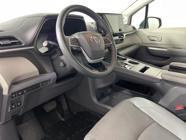Photo of 2021 Celestial Silver Metallic Toyota Sienna