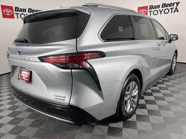 Photo of 2021 Celestial Silver Metallic Toyota Sienna