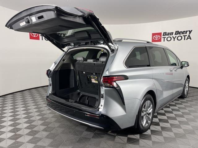 Photo of 2021 Celestial Silver Metallic Toyota Sienna