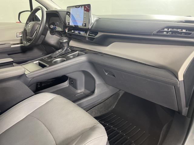 Photo of 2021 Celestial Silver Metallic Toyota Sienna