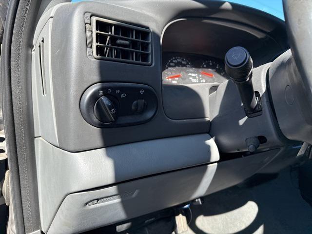 Photo of 2003 Silver Birch Clearcoat Metallic Ford Excursion