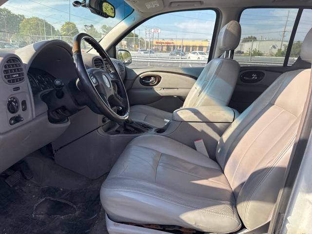 Photo of 2006 Frost White Buick Rainier