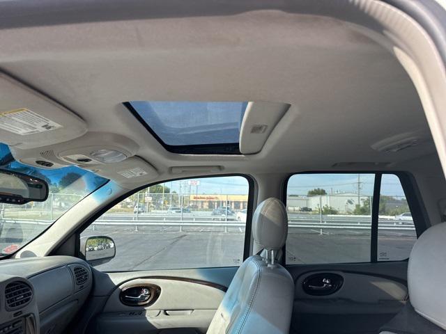 Photo of 2006 Frost White Buick Rainier