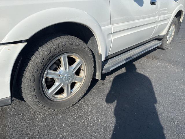 Photo of 2006 Frost White Buick Rainier