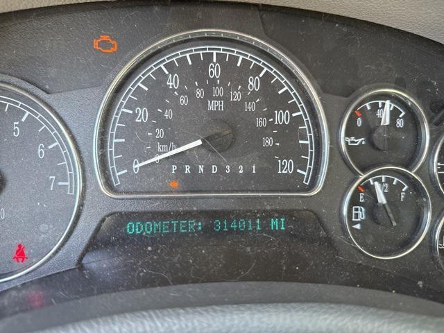 Photo of 2006 Frost White Buick Rainier