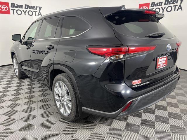 Photo of 2021 Midnight Black Metallic Toyota Highlander Hybrid