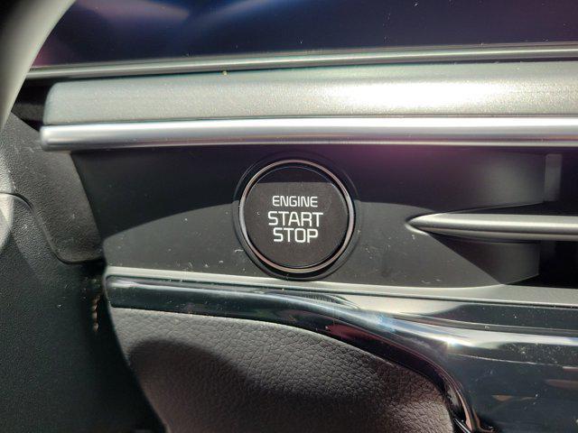Photo of 2025 Snow White Pearl Kia K5