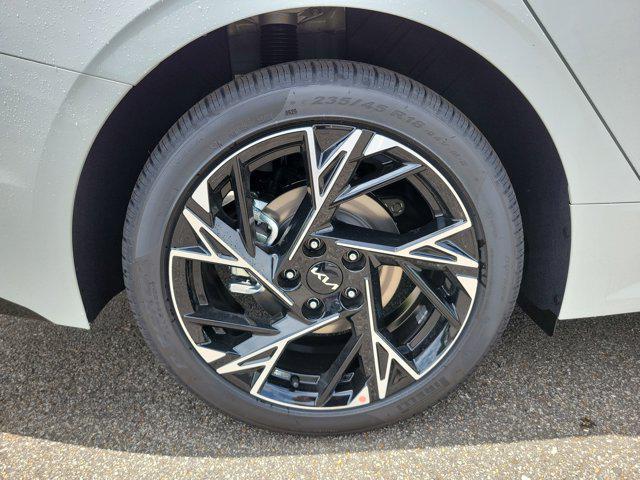 Photo of 2025 Snow White Pearl Kia K5
