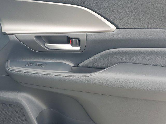 Photo of 2024 Wind Chill Pearl Toyota Grand Highlander