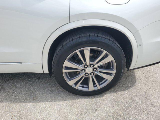 Photo of 2024 Crystal White Tricoat Cadillac XT6