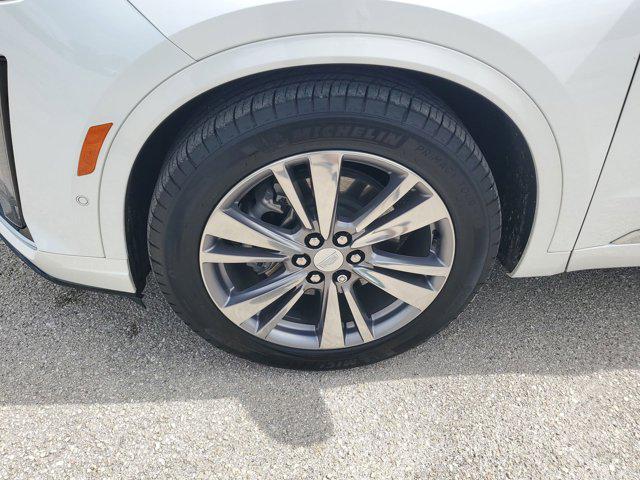 Photo of 2024 Crystal White Tricoat Cadillac XT6