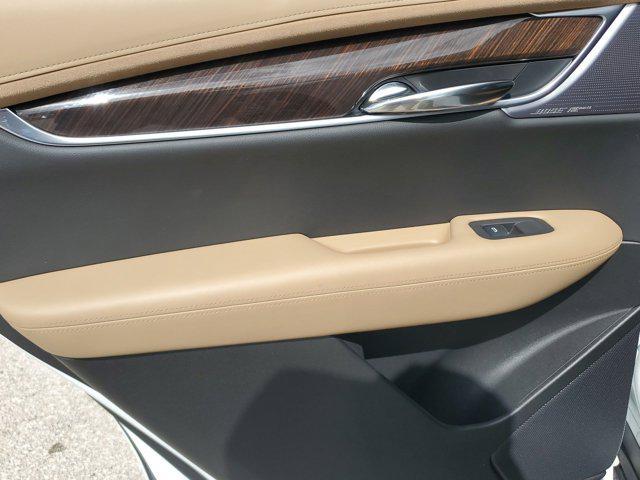 Photo of 2024 Crystal White Tricoat Cadillac XT6