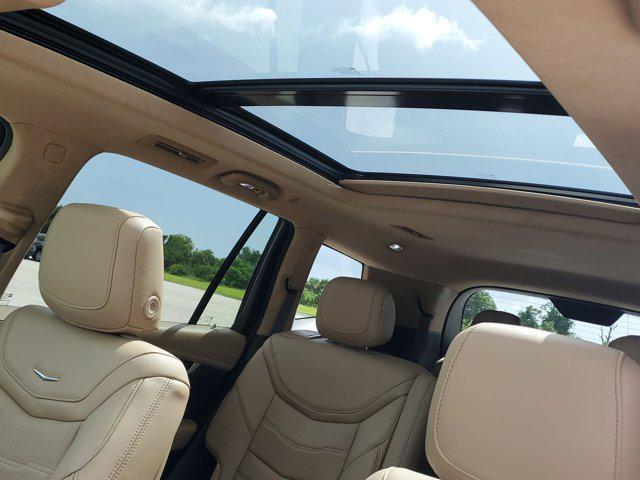Photo of 2024 Crystal White Tricoat Cadillac XT6