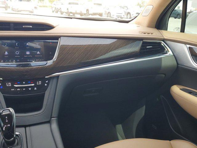 Photo of 2024 Crystal White Tricoat Cadillac XT6