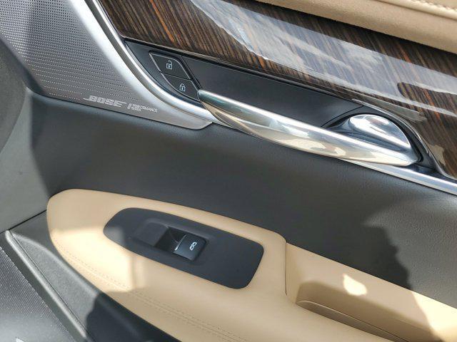 Photo of 2024 Crystal White Tricoat Cadillac XT6