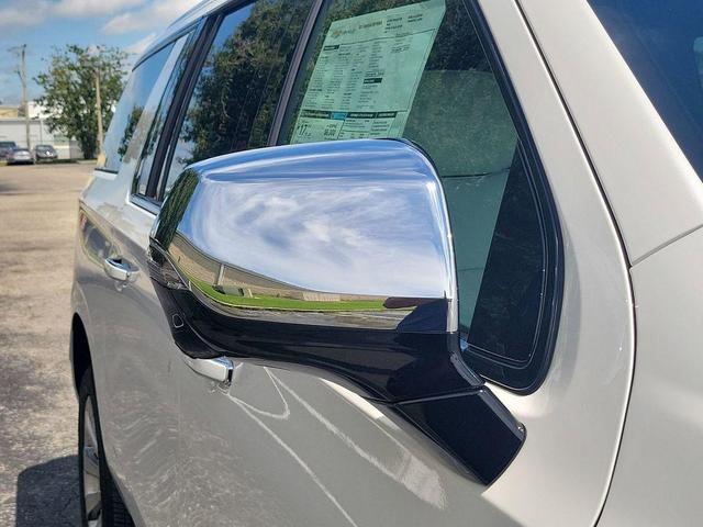 Photo of 2025 Iridescent Pearl Tricoat Chevrolet Suburban