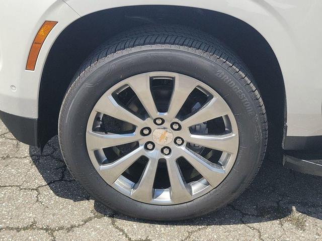 Photo of 2025 Iridescent Pearl Tricoat Chevrolet Suburban
