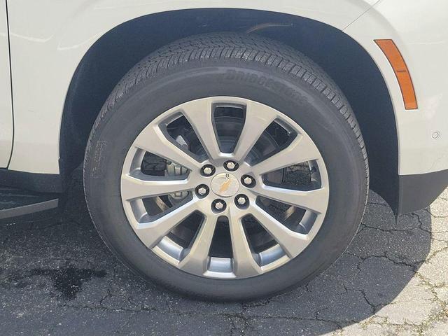 Photo of 2025 Iridescent Pearl Tricoat Chevrolet Suburban