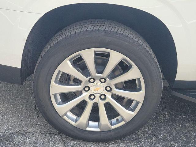 Photo of 2025 Iridescent Pearl Tricoat Chevrolet Suburban