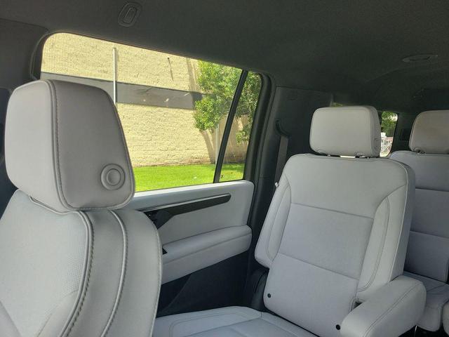 Photo of 2025 Iridescent Pearl Tricoat Chevrolet Suburban