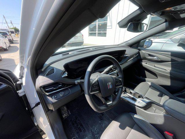 Photo of 2025 Summit White Buick Envista