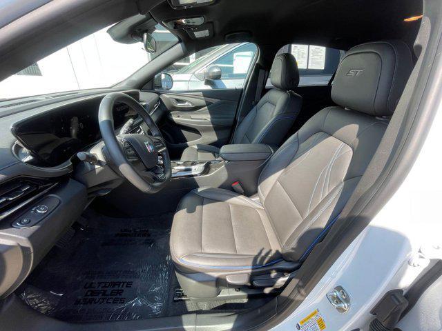 Photo of 2025 Summit White Buick Envista