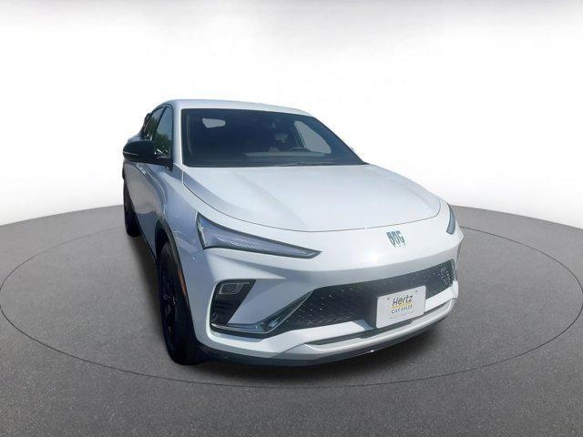 Photo of 2025 Summit White Buick Envista